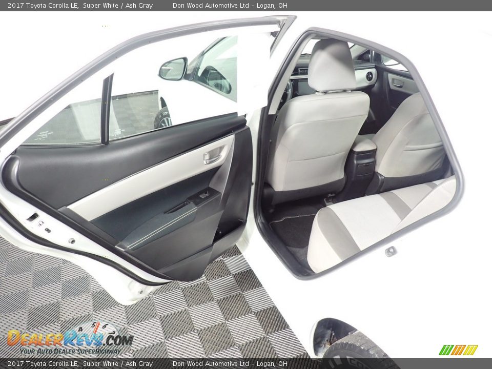 2017 Toyota Corolla LE Super White / Ash Gray Photo #21