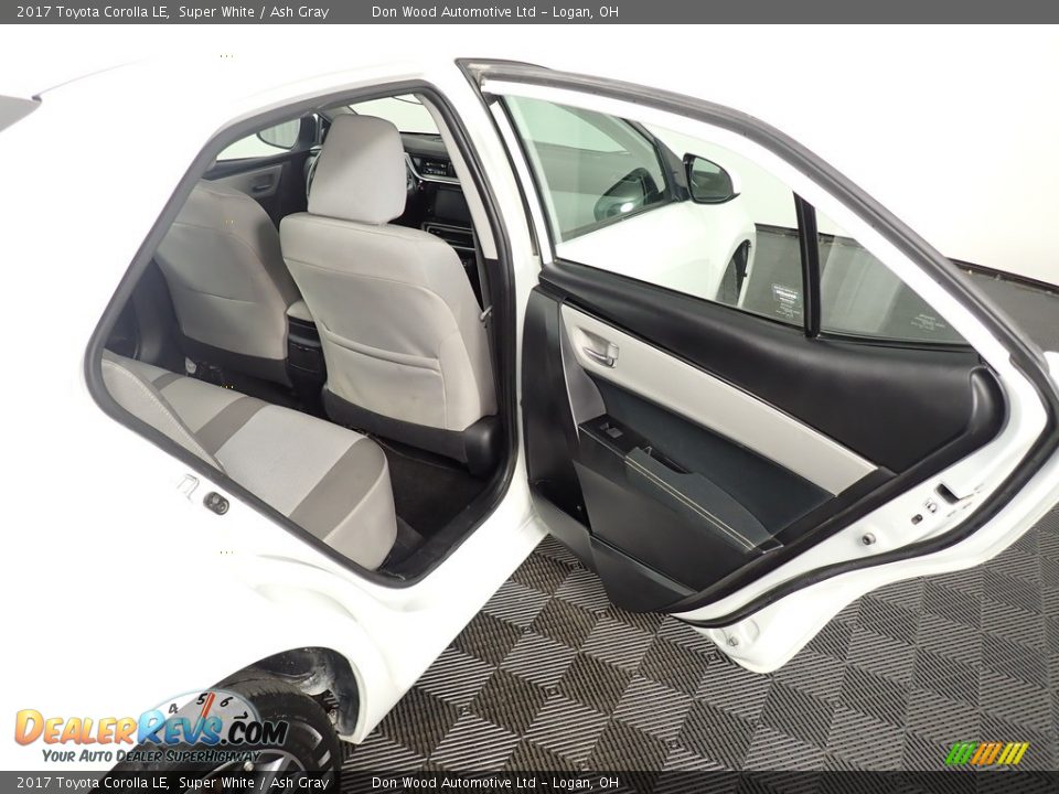 2017 Toyota Corolla LE Super White / Ash Gray Photo #23