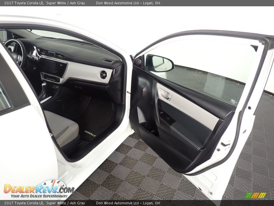 2017 Toyota Corolla LE Super White / Ash Gray Photo #25
