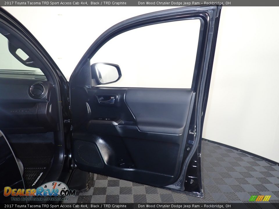 2017 Toyota Tacoma TRD Sport Access Cab 4x4 Black / TRD Graphite Photo #33