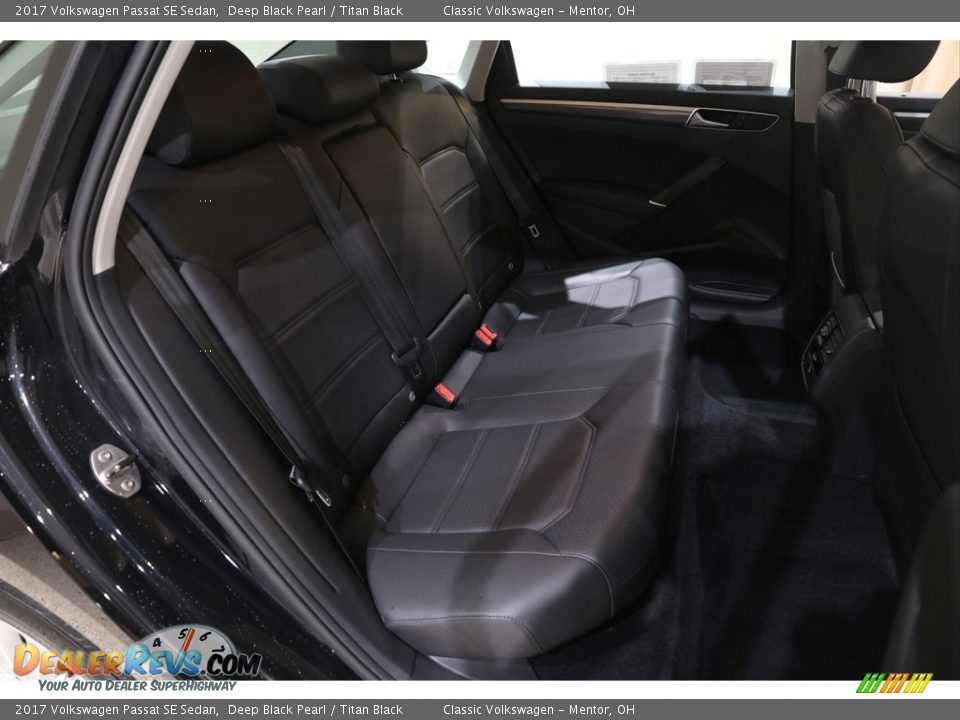 2017 Volkswagen Passat SE Sedan Deep Black Pearl / Titan Black Photo #16