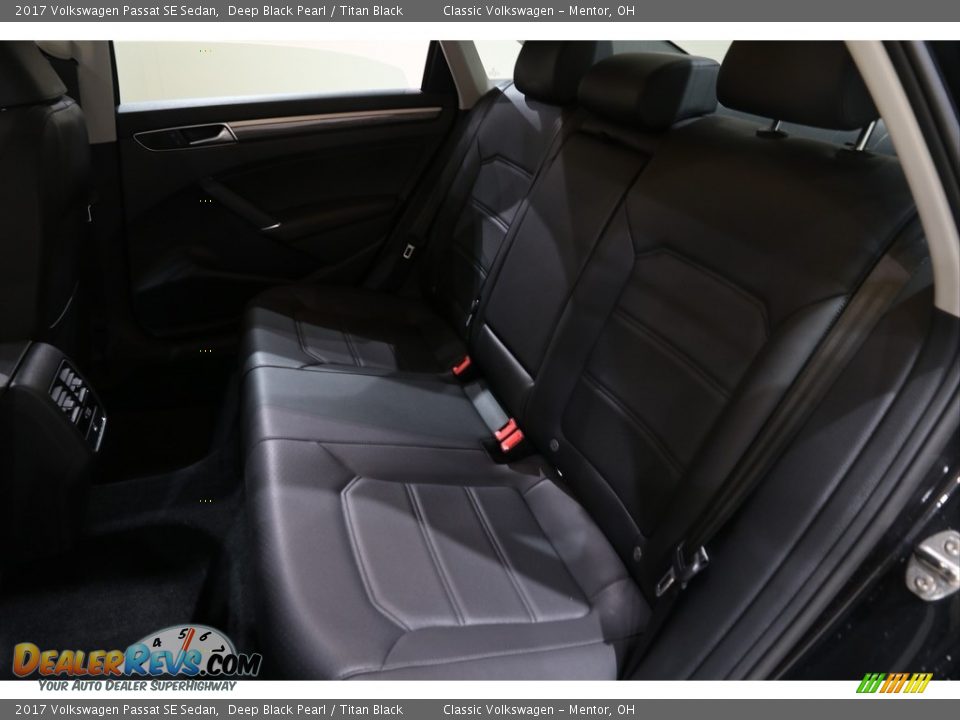 2017 Volkswagen Passat SE Sedan Deep Black Pearl / Titan Black Photo #17