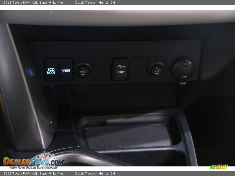 2018 Toyota RAV4 XLE Super White / Ash Photo #14