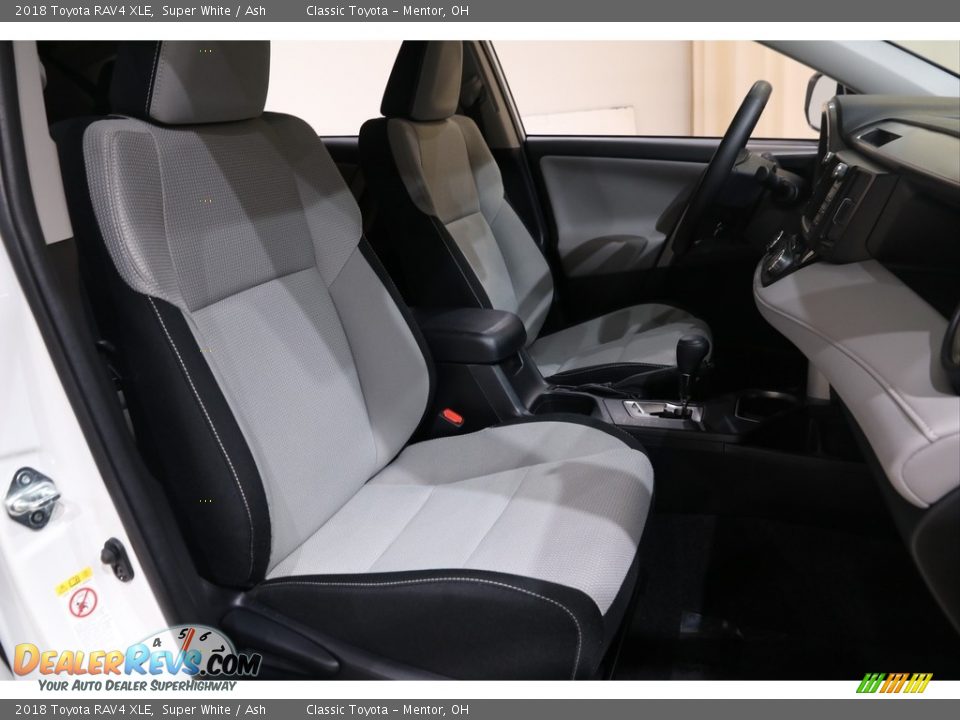 2018 Toyota RAV4 XLE Super White / Ash Photo #16