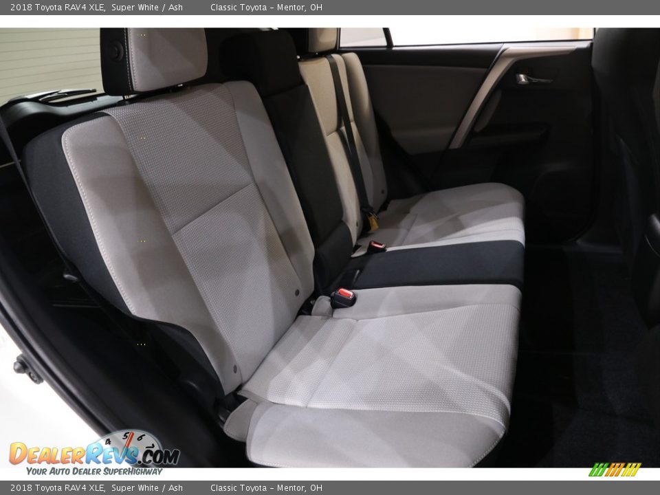 2018 Toyota RAV4 XLE Super White / Ash Photo #17