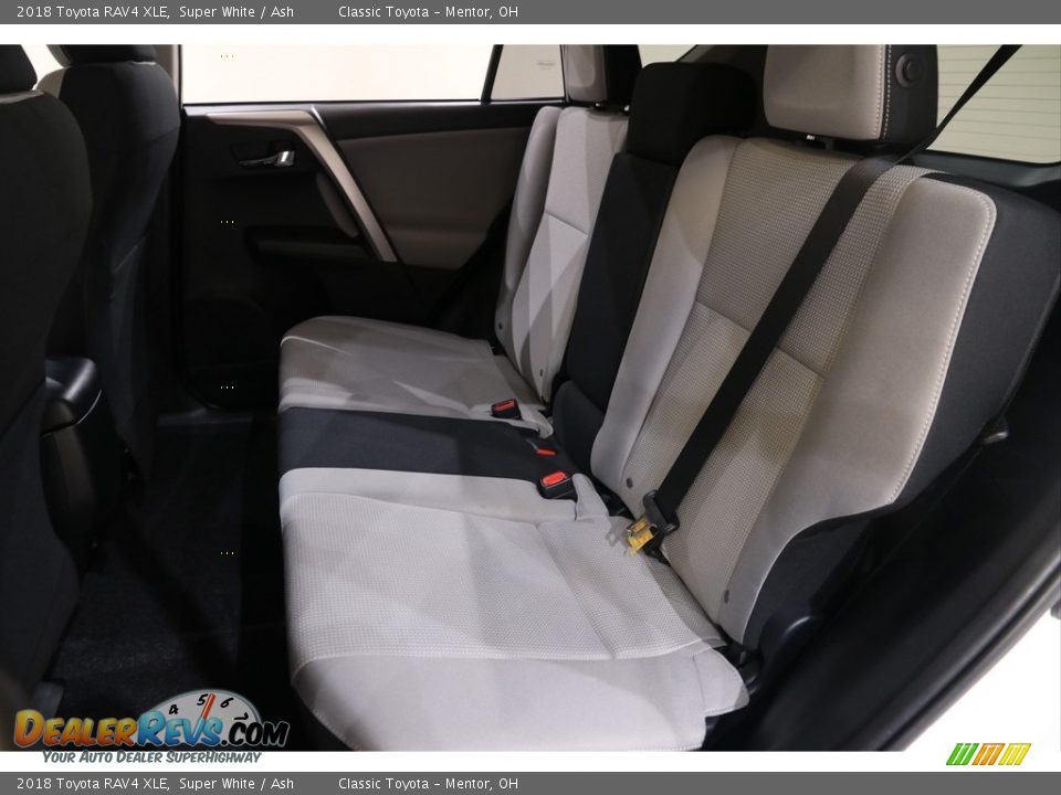2018 Toyota RAV4 XLE Super White / Ash Photo #18
