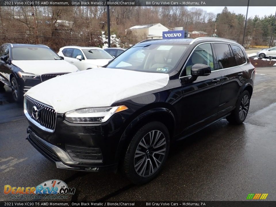 2021 Volvo XC90 T6 AWD Momentum Onyx Black Metallic / Blonde/Charcoal Photo #5