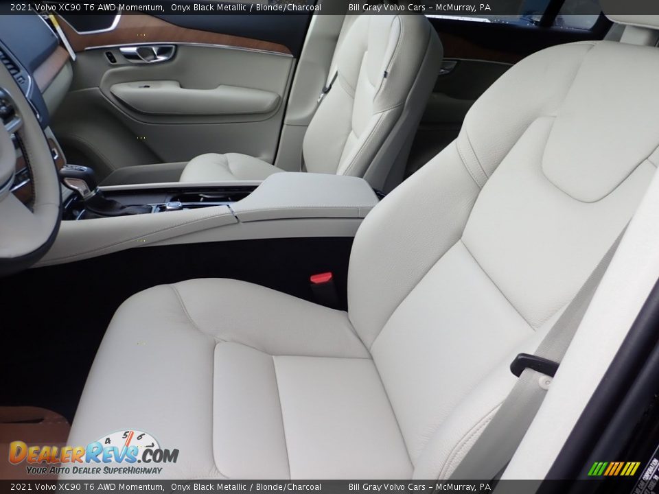 2021 Volvo XC90 T6 AWD Momentum Onyx Black Metallic / Blonde/Charcoal Photo #7