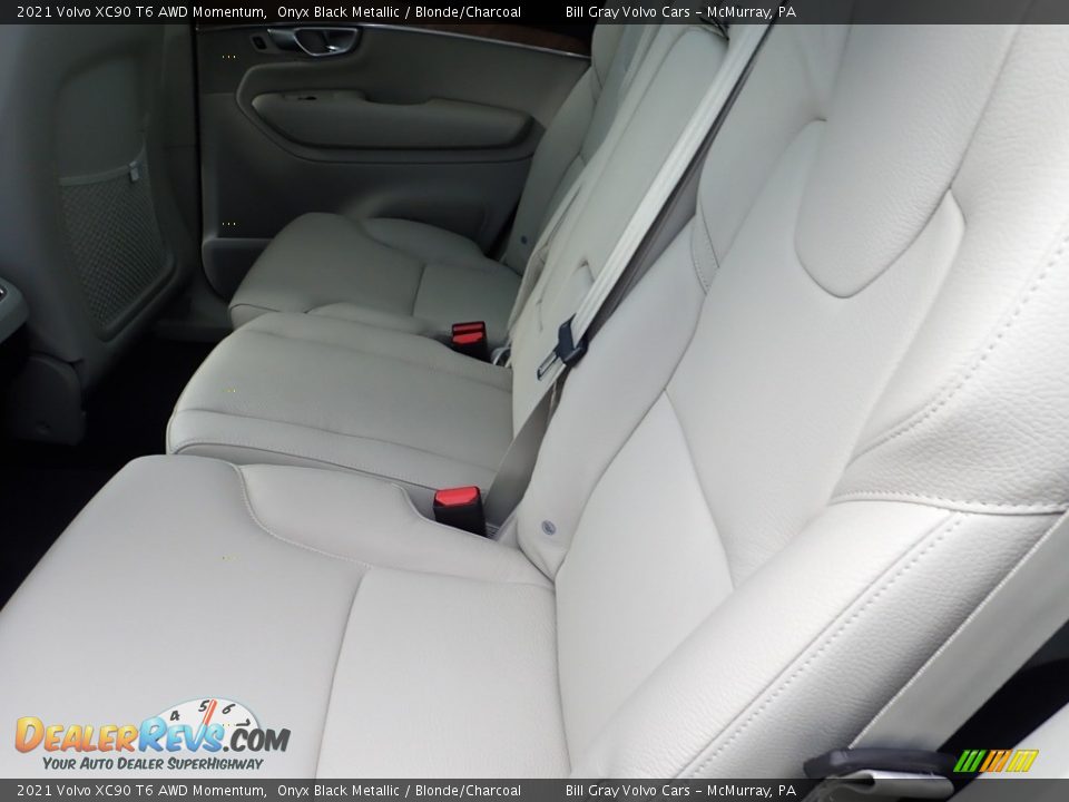 2021 Volvo XC90 T6 AWD Momentum Onyx Black Metallic / Blonde/Charcoal Photo #8
