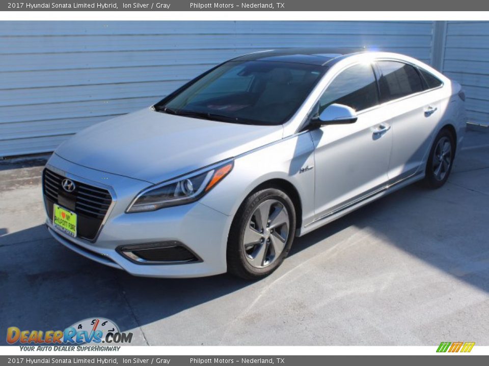 Front 3/4 View of 2017 Hyundai Sonata Limited Hybrid Photo #4