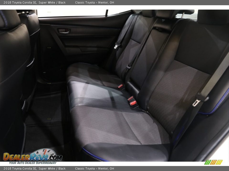 2018 Toyota Corolla SE Super White / Black Photo #17