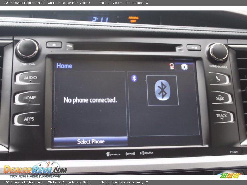 Controls of 2017 Toyota Highlander LE Photo #15