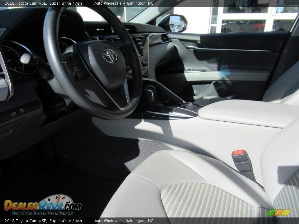 2018 Toyota Camry SE Super White / Ash Photo #10