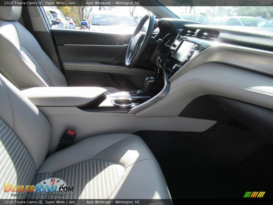2018 Toyota Camry SE Super White / Ash Photo #12