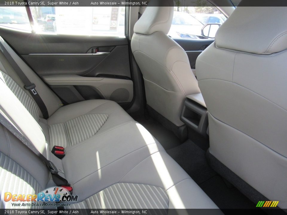 2018 Toyota Camry SE Super White / Ash Photo #13