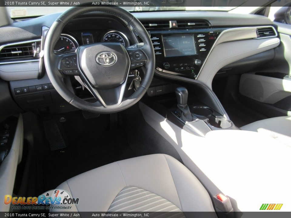 2018 Toyota Camry SE Super White / Ash Photo #14