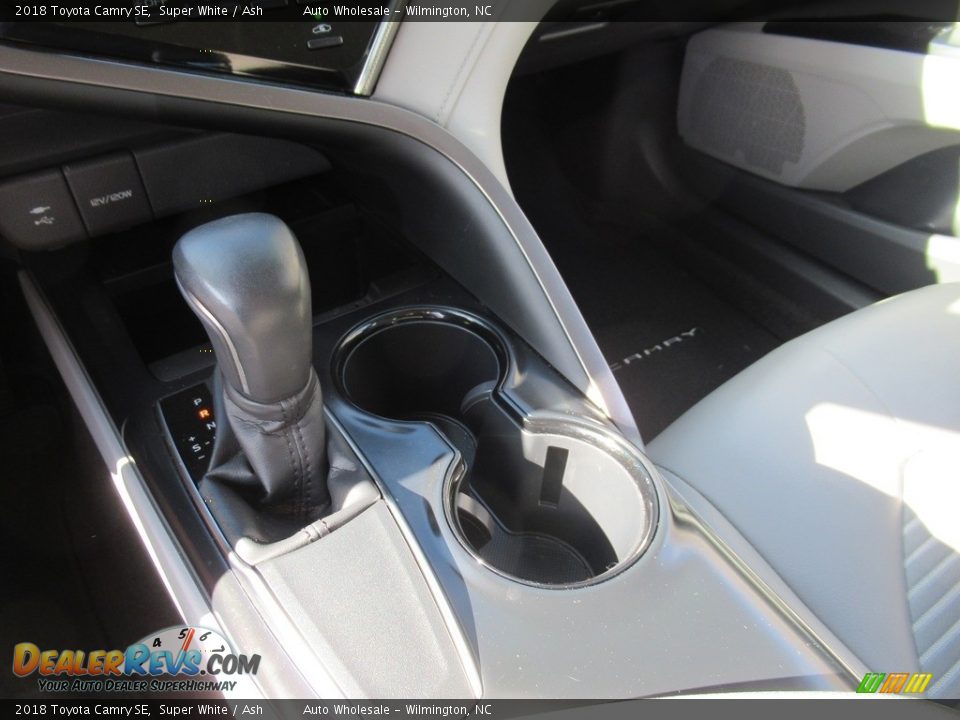2018 Toyota Camry SE Super White / Ash Photo #18