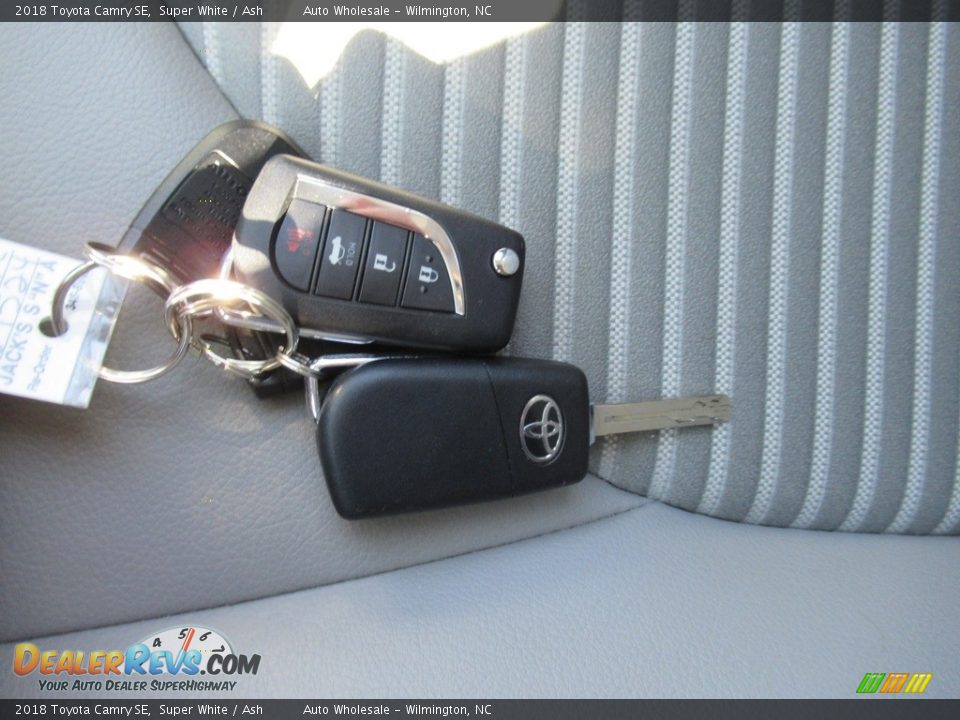 2018 Toyota Camry SE Super White / Ash Photo #20