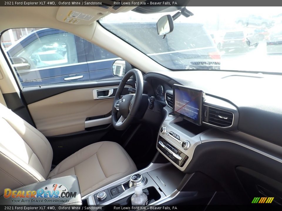 2021 Ford Explorer XLT 4WD Oxford White / Sandstone Photo #10