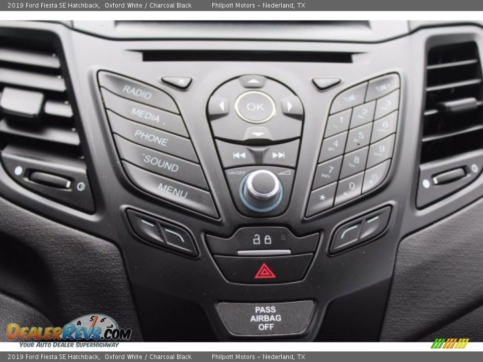 2019 Ford Fiesta SE Hatchback Oxford White / Charcoal Black Photo #17