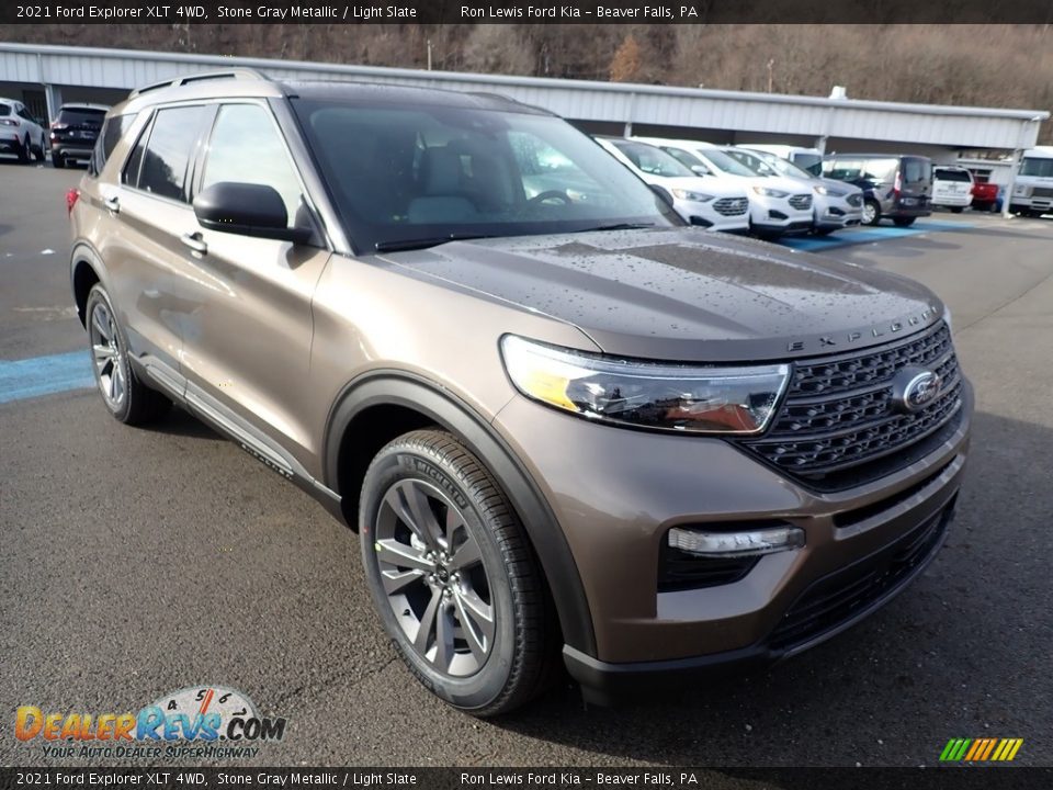 Front 3/4 View of 2021 Ford Explorer XLT 4WD Photo #3