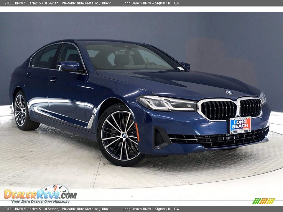 Front 3/4 View of 2021 BMW 5 Series 540i Sedan Photo #19