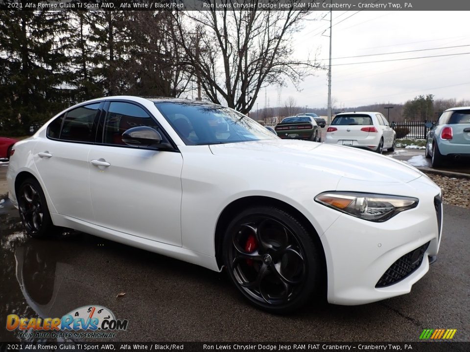 Front 3/4 View of 2021 Alfa Romeo Giulia TI Sport AWD Photo #3