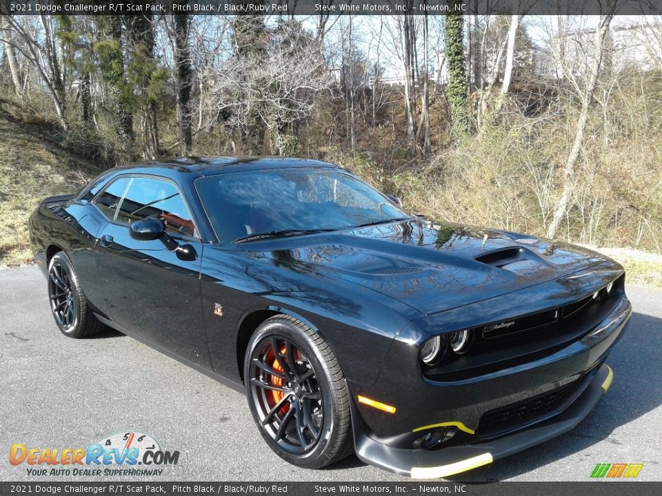 Front 3/4 View of 2021 Dodge Challenger R/T Scat Pack Photo #4