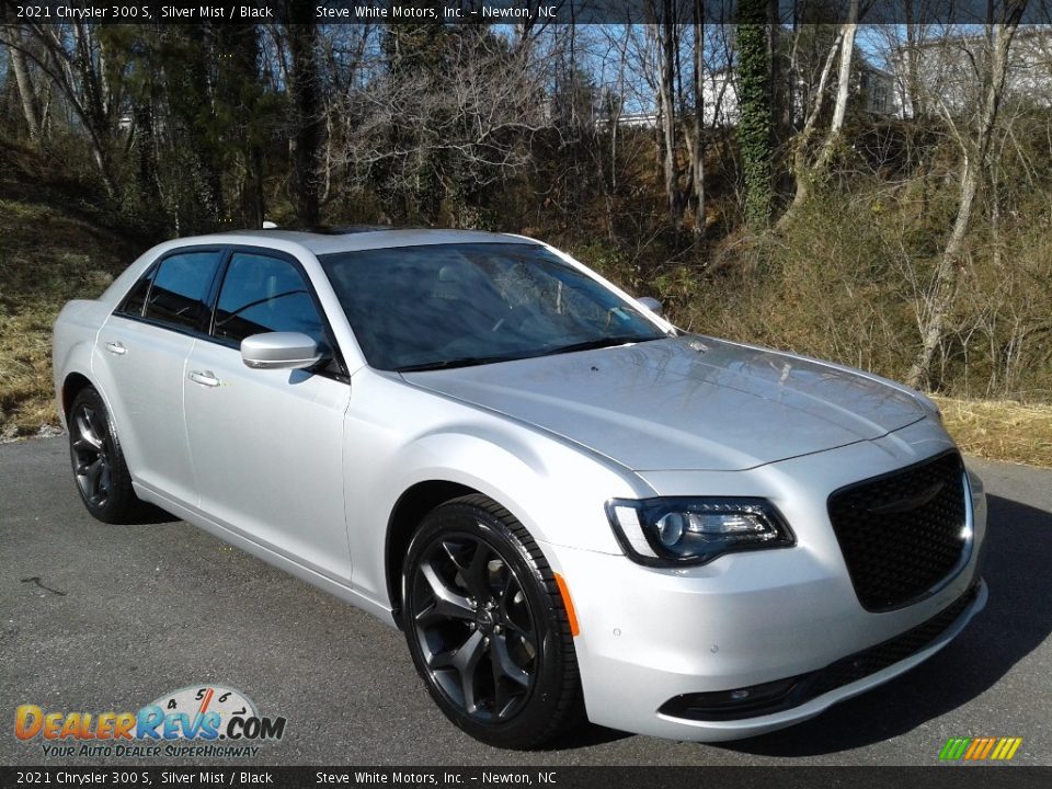 Front 3/4 View of 2021 Chrysler 300 S Photo #4