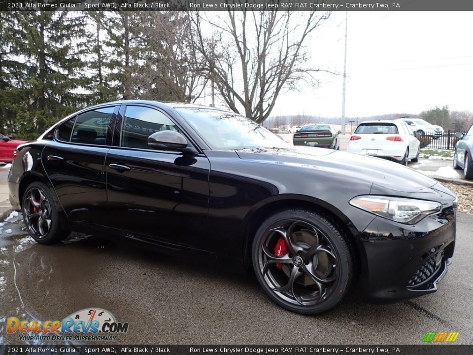 Front 3/4 View of 2021 Alfa Romeo Giulia TI Sport AWD Photo #3