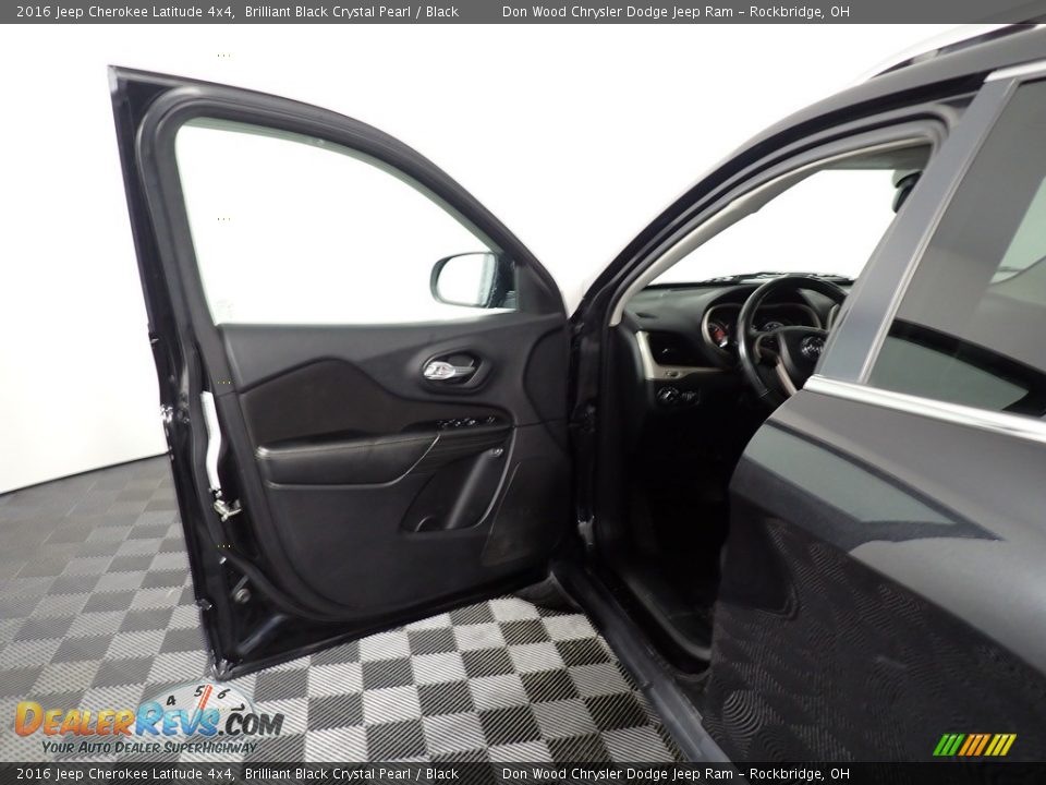 2016 Jeep Cherokee Latitude 4x4 Brilliant Black Crystal Pearl / Black Photo #32