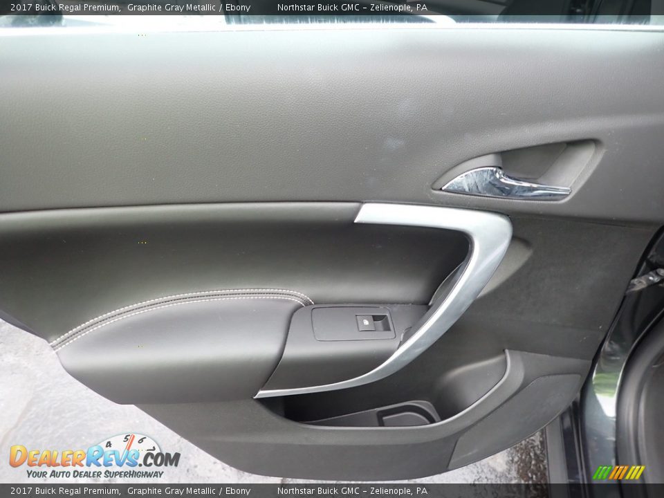 Door Panel of 2017 Buick Regal Premium Photo #18