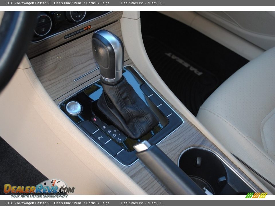 2018 Volkswagen Passat SE Deep Black Pearl / Cornsilk Beige Photo #10