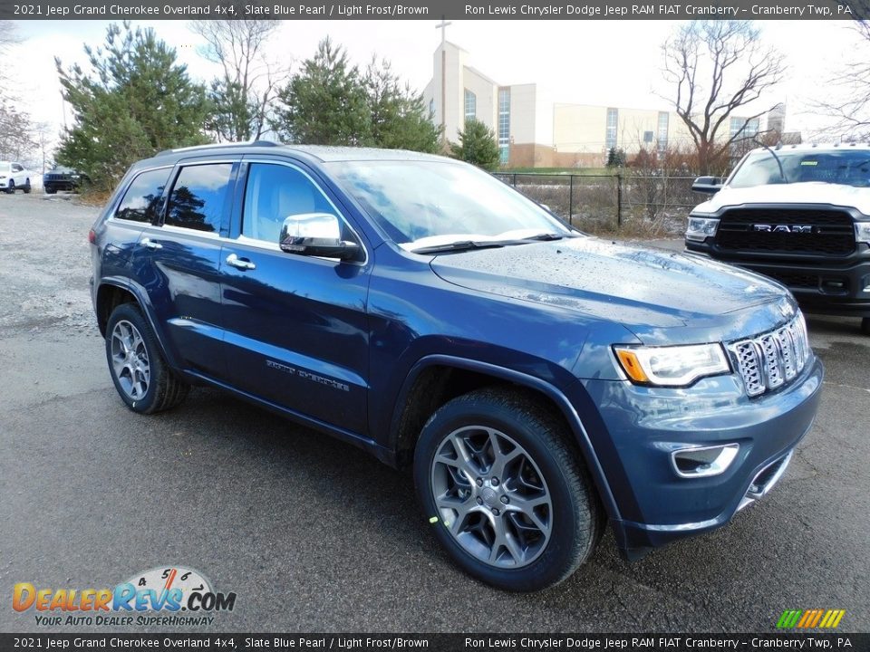 Front 3/4 View of 2021 Jeep Grand Cherokee Overland 4x4 Photo #3