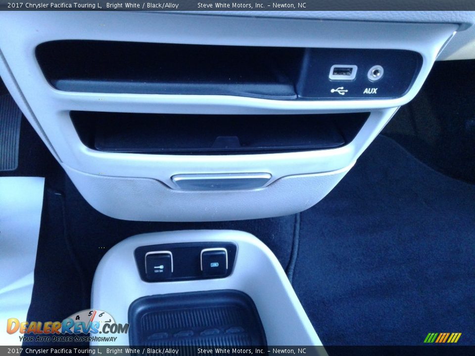 2017 Chrysler Pacifica Touring L Bright White / Black/Alloy Photo #26