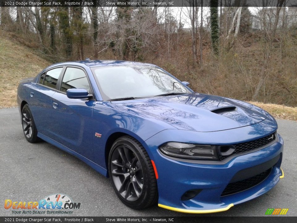 Front 3/4 View of 2021 Dodge Charger Scat Pack Photo #4