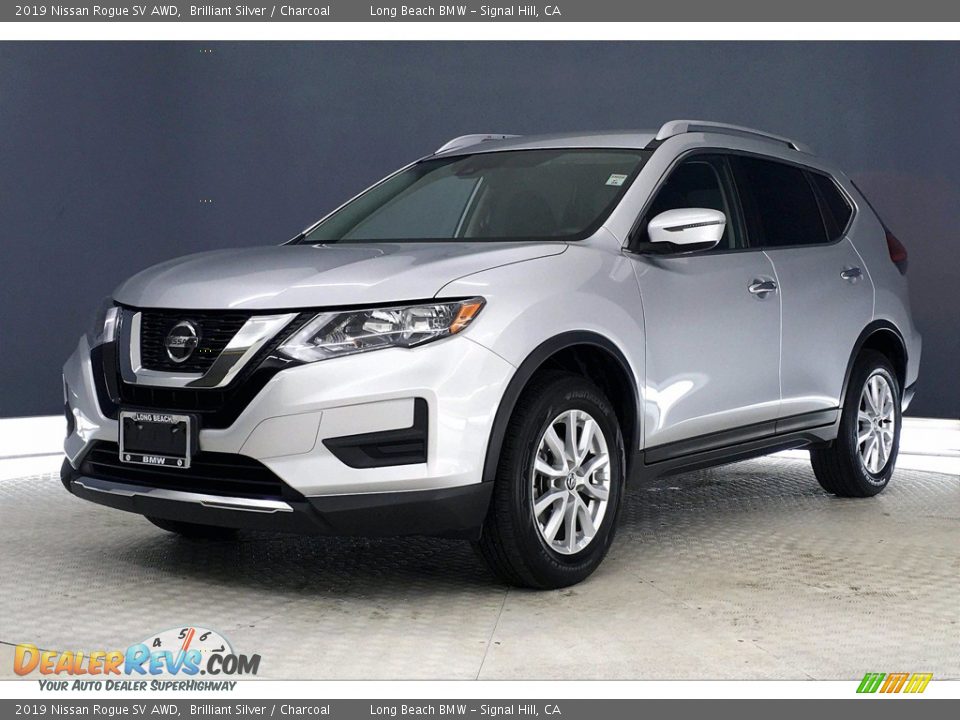 Front 3/4 View of 2019 Nissan Rogue SV AWD Photo #12