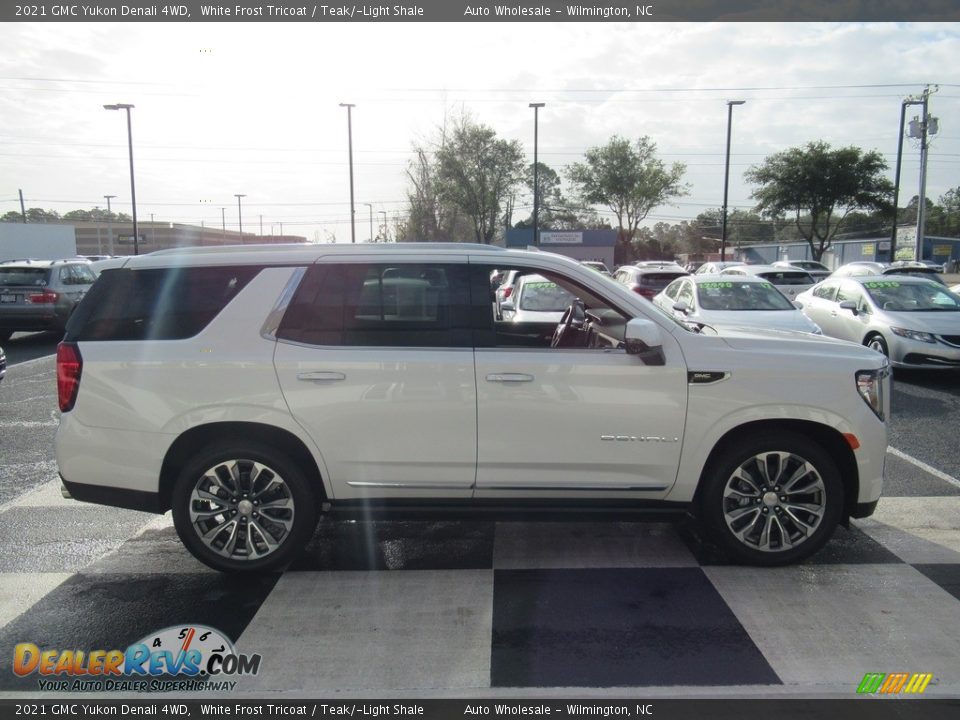 2021 GMC Yukon Denali 4WD White Frost Tricoat / Teak/­Light Shale Photo #3