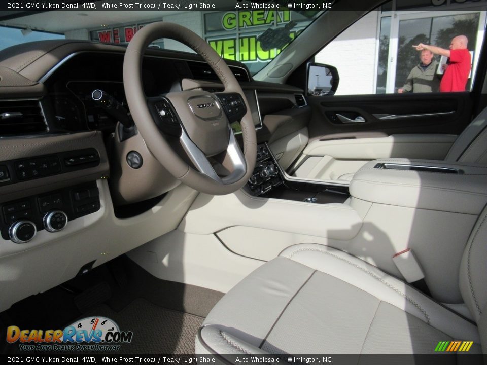 2021 GMC Yukon Denali 4WD White Frost Tricoat / Teak/­Light Shale Photo #10