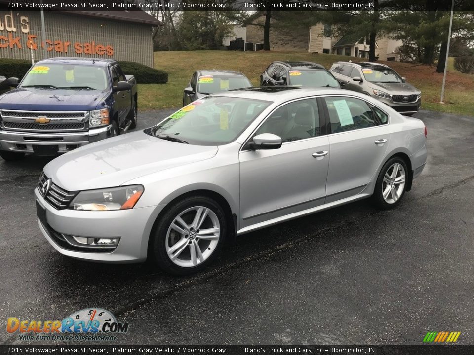 Front 3/4 View of 2015 Volkswagen Passat SE Sedan Photo #2