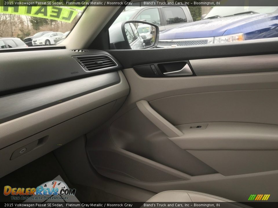 Door Panel of 2015 Volkswagen Passat SE Sedan Photo #17