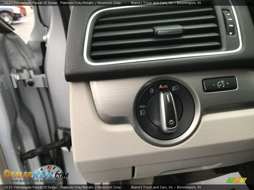 Controls of 2015 Volkswagen Passat SE Sedan Photo #26