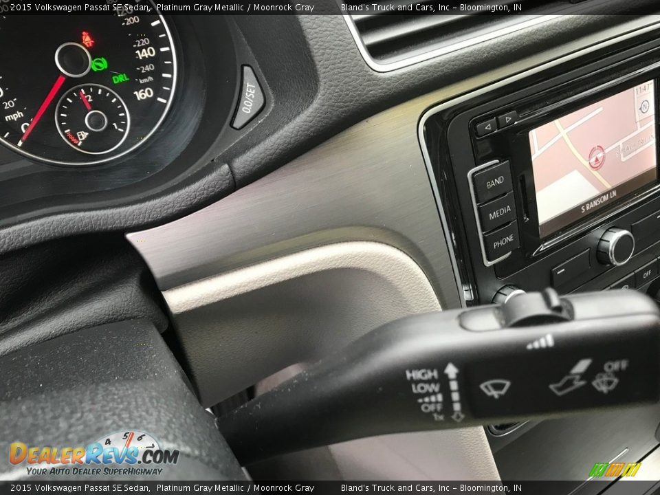 Controls of 2015 Volkswagen Passat SE Sedan Photo #27