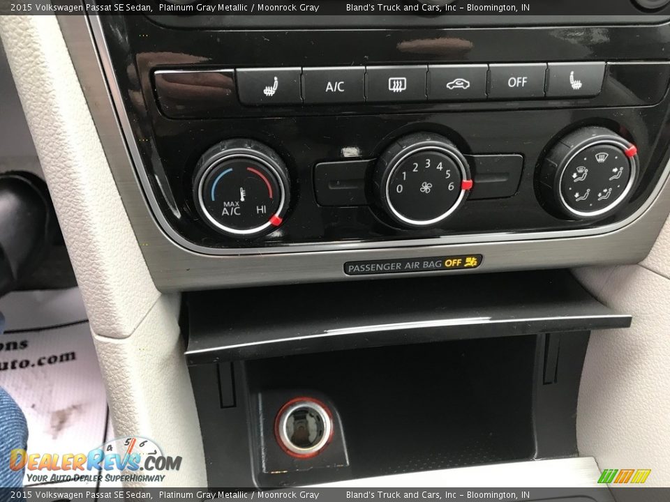 Controls of 2015 Volkswagen Passat SE Sedan Photo #30