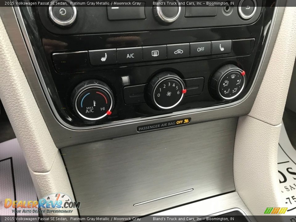 Controls of 2015 Volkswagen Passat SE Sedan Photo #31