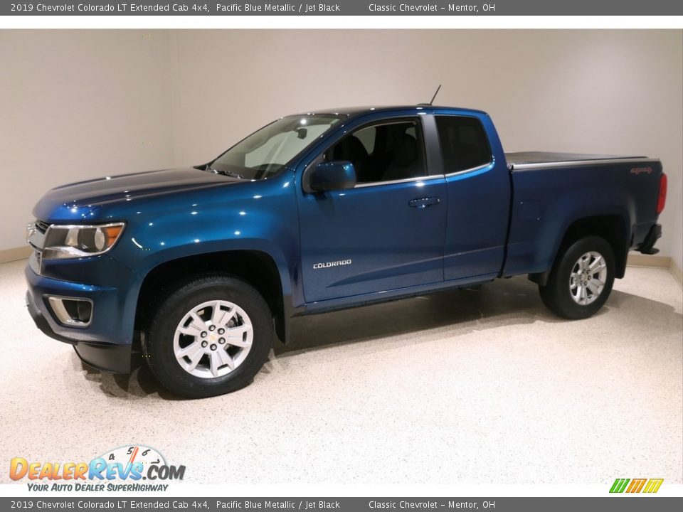 Front 3/4 View of 2019 Chevrolet Colorado LT Extended Cab 4x4 Photo #3