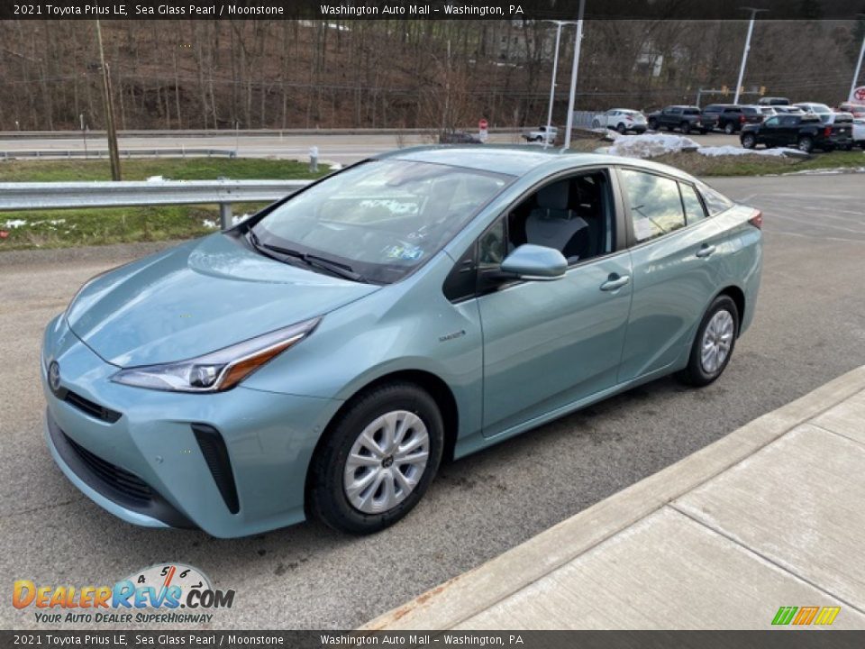 Front 3/4 View of 2021 Toyota Prius LE Photo #12