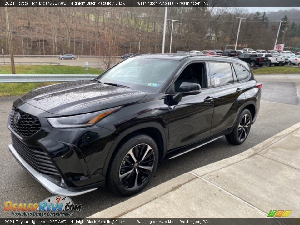 Front 3/4 View of 2021 Toyota Highlander XSE AWD Photo #13