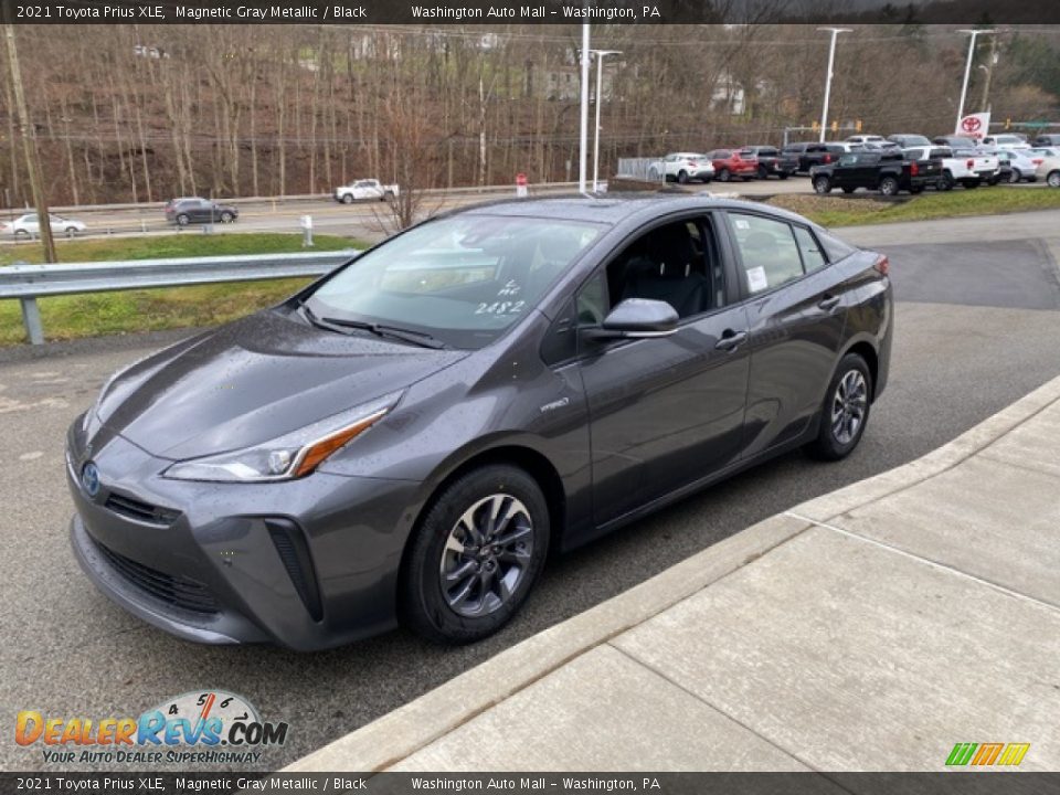 Front 3/4 View of 2021 Toyota Prius XLE Photo #12