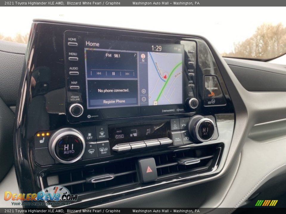 Controls of 2021 Toyota Highlander XLE AWD Photo #8